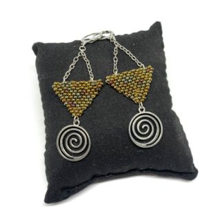 boucles-d-oreilles-triangle-tissees-2